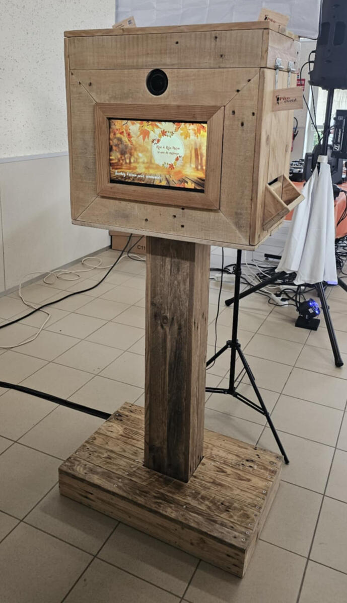 Photobooth Photomaton selfie borne jeux bois Piko Event mariage baptême anniversaire CE CSE séminaire RSE recyclé recyclage upcycling particuliers entreprise professionnelle professionnel diy palettes template cadre